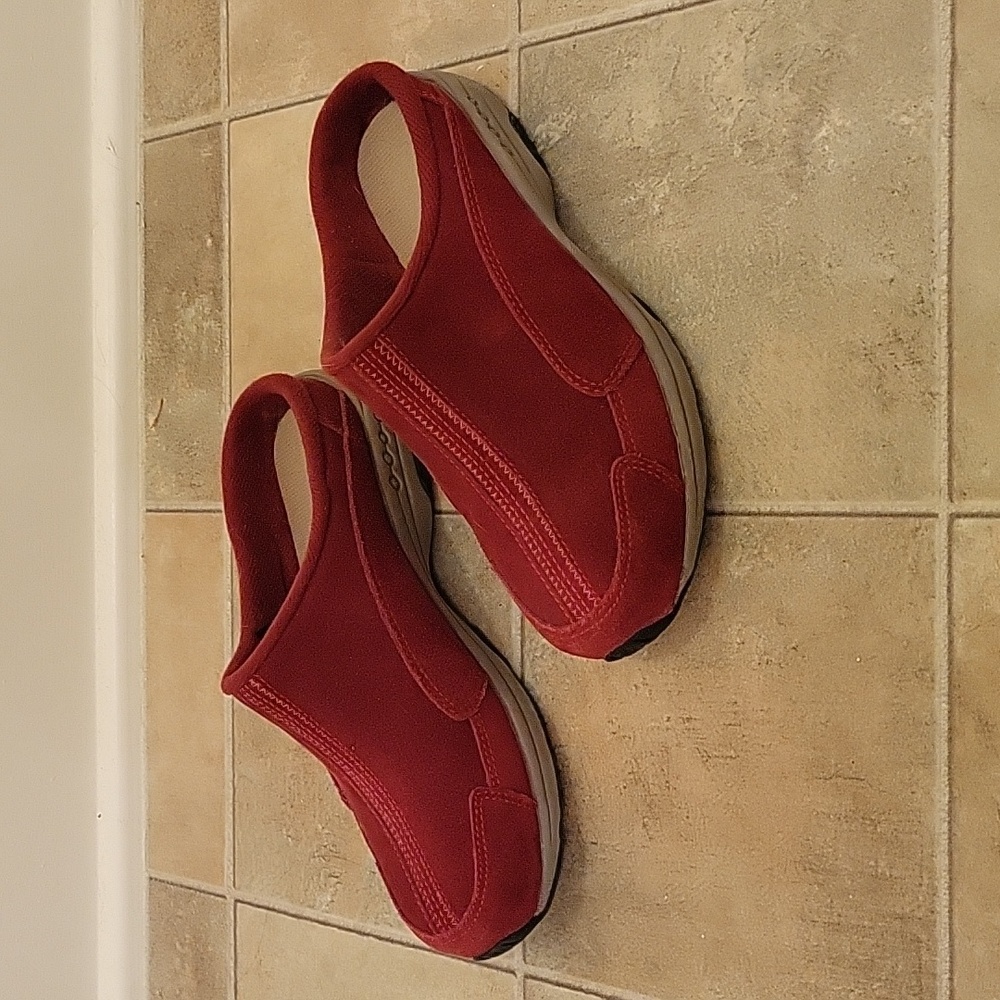 Maroon Clogs 👞 - Picture 2 of 5